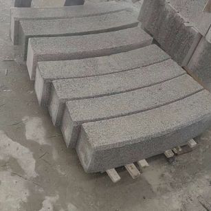 绥化芝麻白弧形路牙石