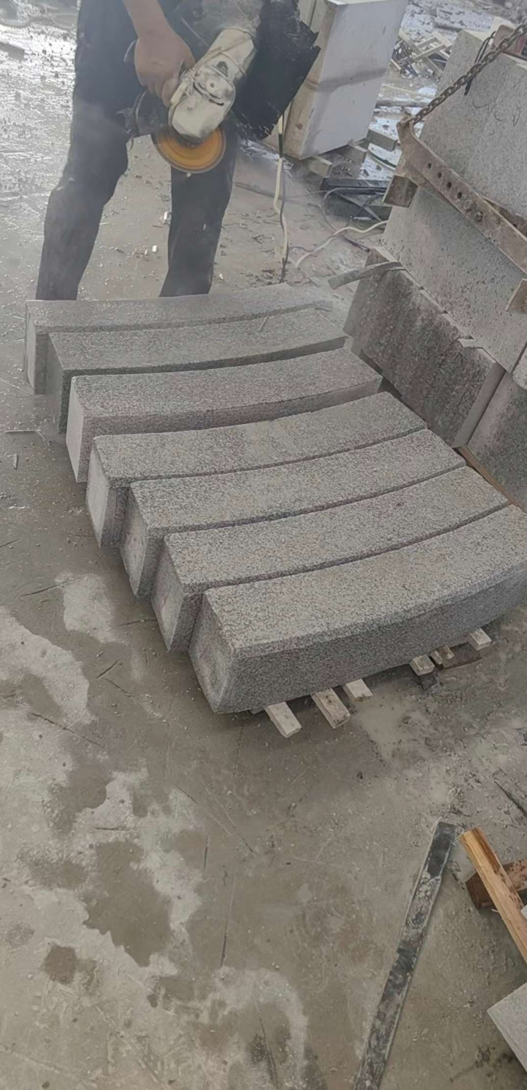 绥化芝麻白弧形路牙石